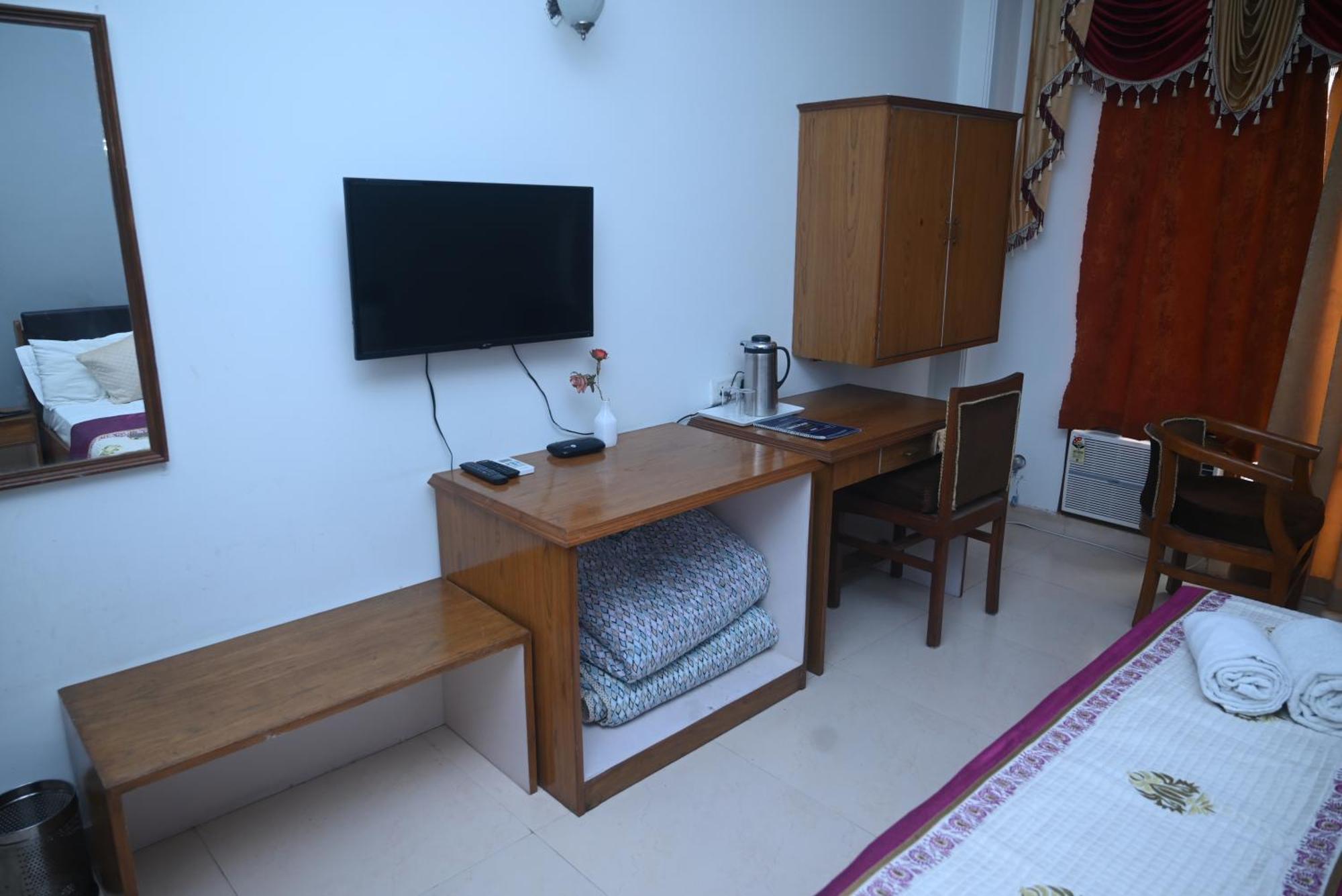 Hotel Surya Plaza Kotdwara Екстер'єр фото