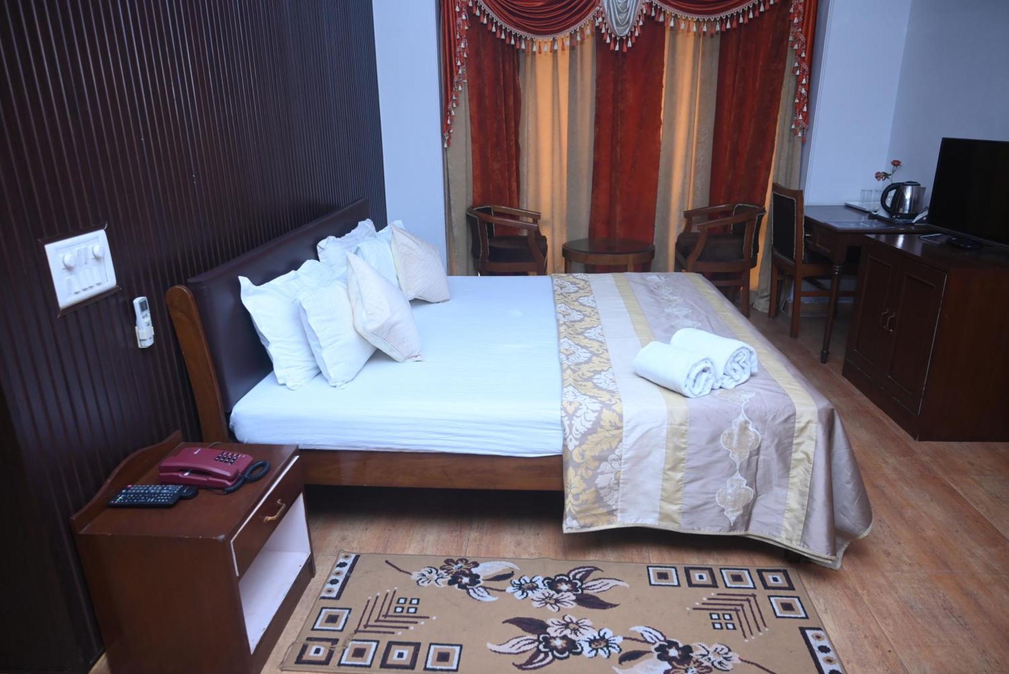 Hotel Surya Plaza Kotdwara Екстер'єр фото