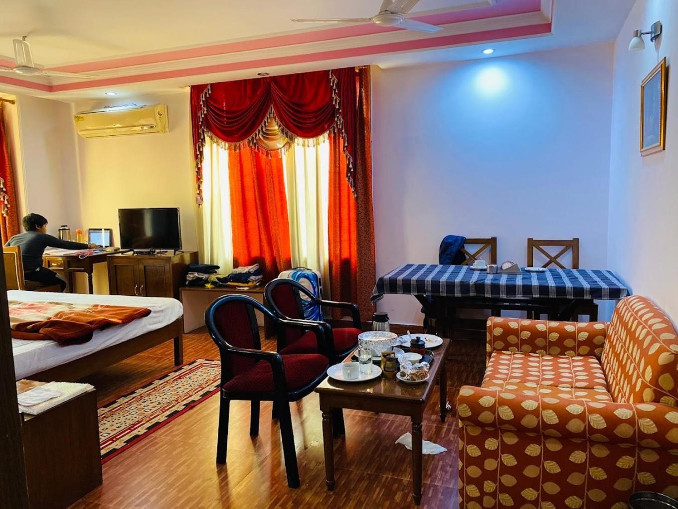 Hotel Surya Plaza Kotdwara Екстер'єр фото
