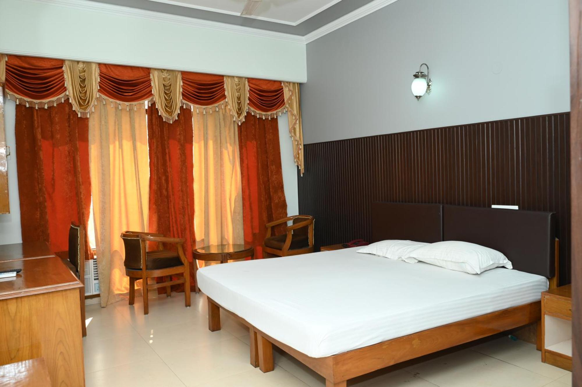 Hotel Surya Plaza Kotdwara Екстер'єр фото