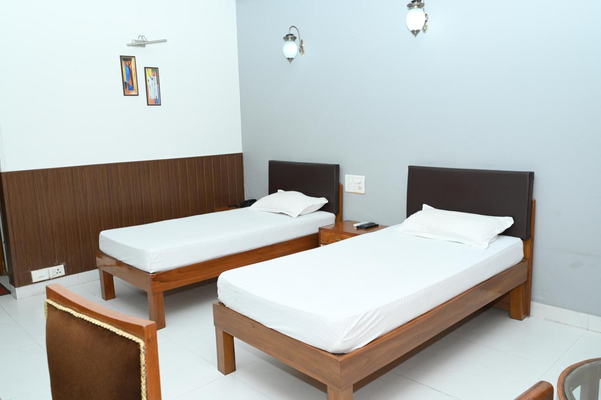 Hotel Surya Plaza Kotdwara Екстер'єр фото